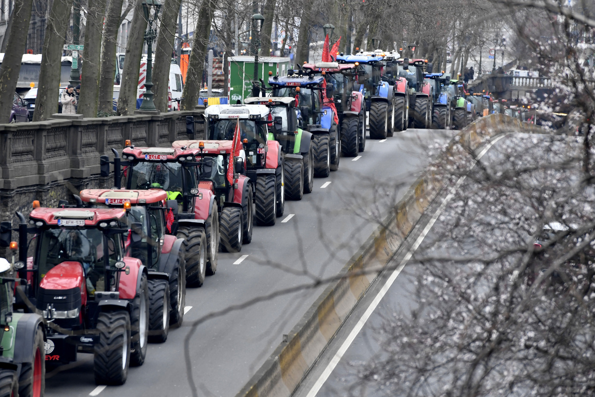Ue, statua in fiamme, blocchi e roghi: infiamma la protesta degli agricoltori