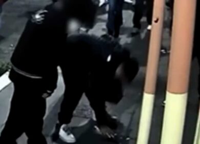 Roma, paura al Gay Center: scritte, minacce con mazze da baseball e insulti