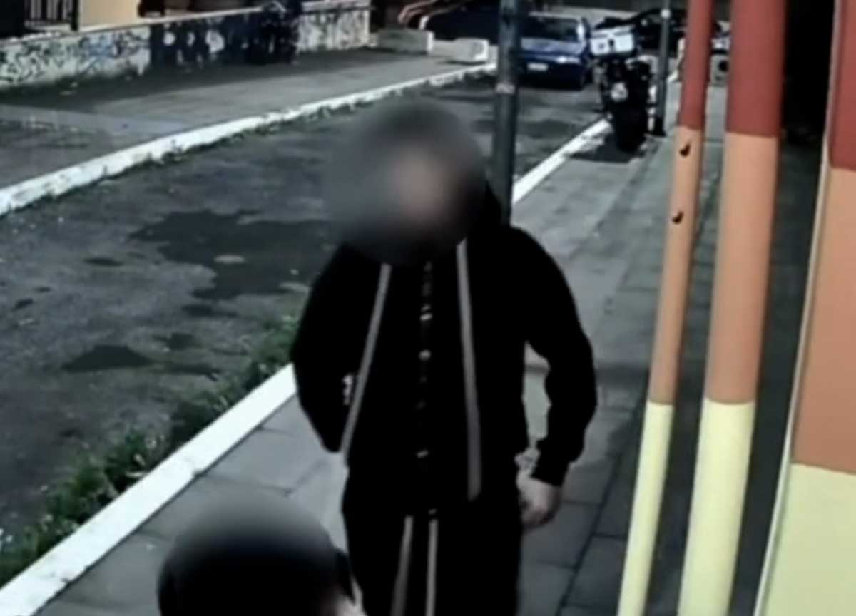 Roma, paura al Gay Center: scritte, minacce con mazze da baseball e insulti