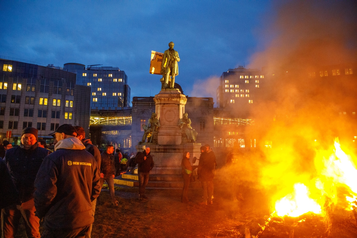 Ue, statua in fiamme, blocchi e roghi: infiamma la protesta degli agricoltori
