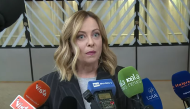 Meloni in Ue: “Salis? Le manette vengono usate in molti Stati”
