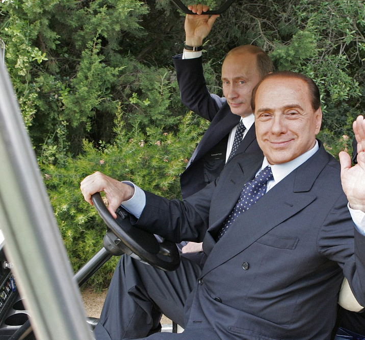 I Berlusconi e l’addio a Villa Certosa. La reggia che ospitò Putin vale 500mln
