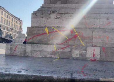 Roma, animalisti in azione, vernice contro la fontana di piazza del Popolo