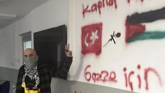 Istanbul, uomo barricato in fabbrica. Sette ostaggi, “lo faccio per Gaza” Istanbul, uomo barricato in fabbrica. Sette ostaggi, “lo faccio per Gaza”