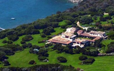 I Berlusconi e l’addio a Villa Certosa. La reggia che ospitò Putin vale 500mln