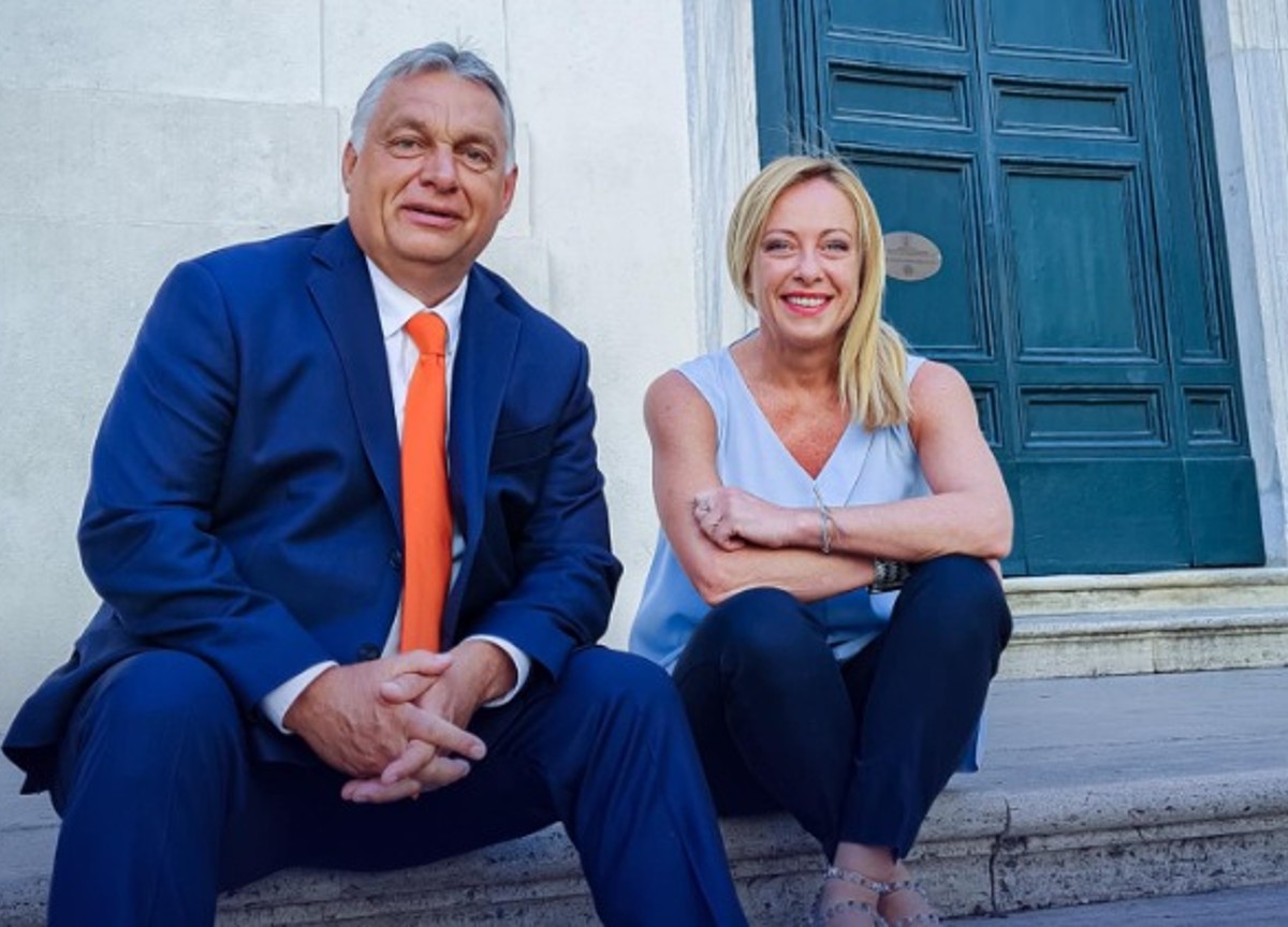 Colpo di scena in Ue: Orban entra in Ecr, il partito Conservatore di Meloni Colpo di scena in Ue: Orban entra in Ecr, il partito Conservatore di Meloni