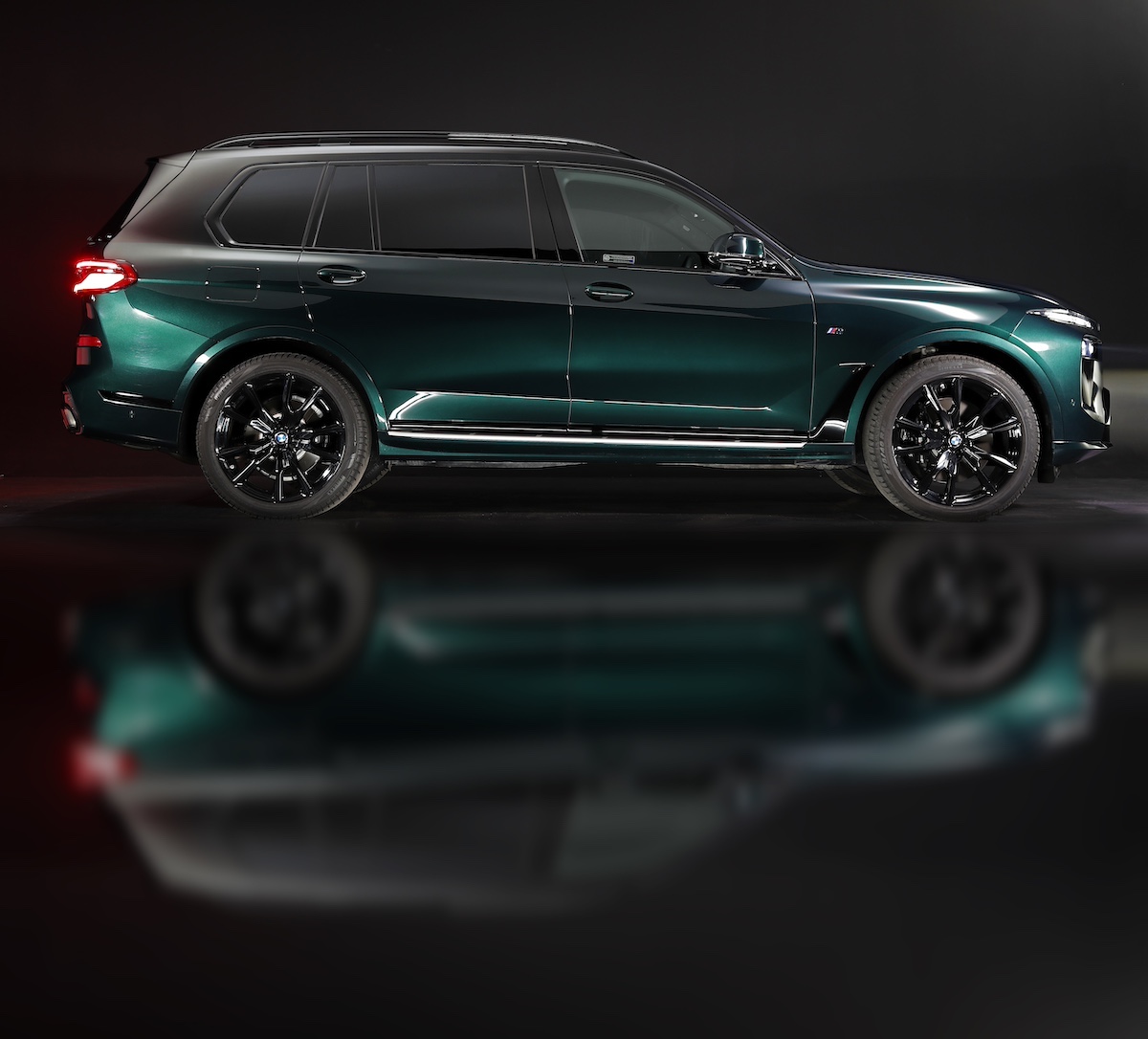 BMW  e Poldo Dog Couture firmano la personalizzazione  della X7 xDrive40d