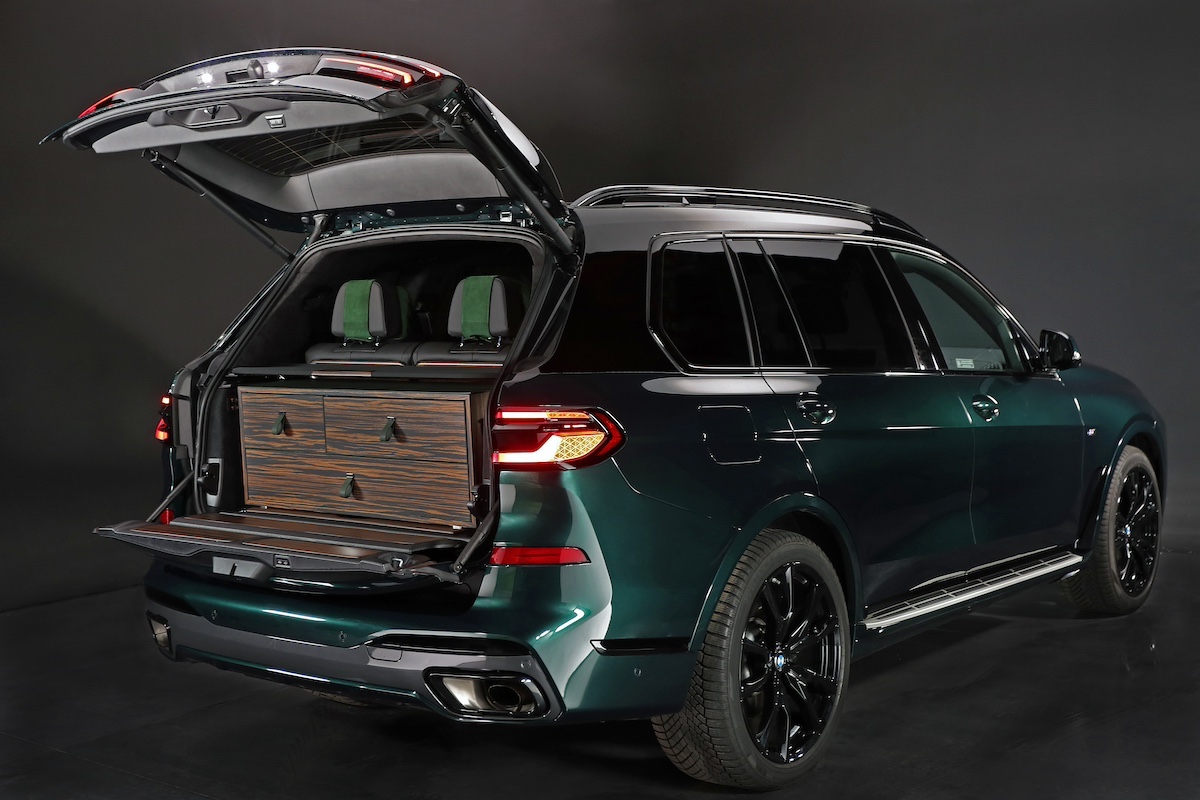 BMW  e Poldo Dog Couture firmano la personalizzazione  della X7 xDrive40d