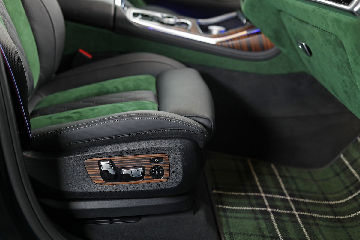 BMW  e Poldo Dog Couture firmano la personalizzazione  della X7 xDrive40d