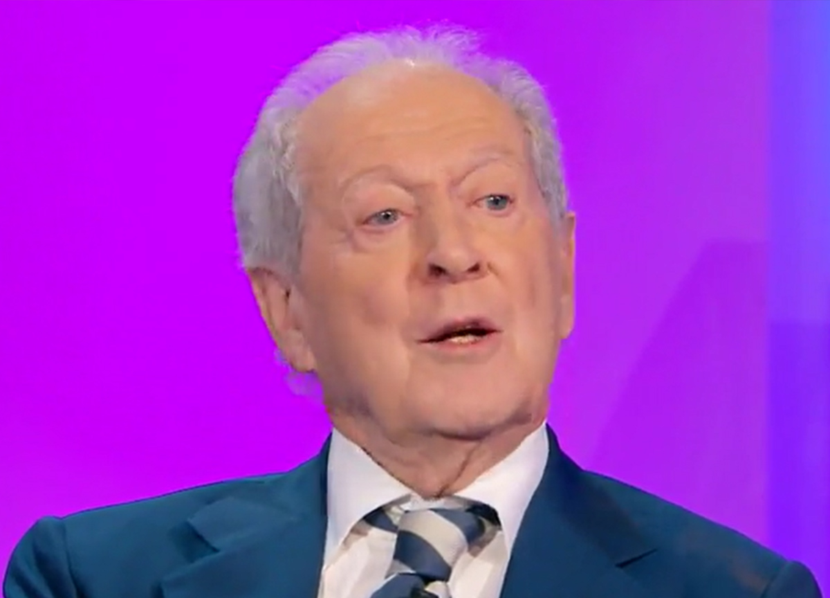 Molestie, Memo Remigi torna in tv e fa mea culpa: “Mi scuso con tutti”