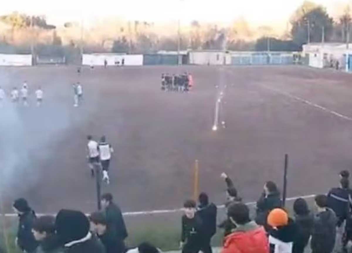 Bandiere nere e saluti romani al calcetto: Kennedy contro Virgilio, Roma caos