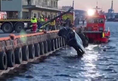 Tesla cade in mare, persone a bordo salvate da una sauna galleggiante. VIDEO