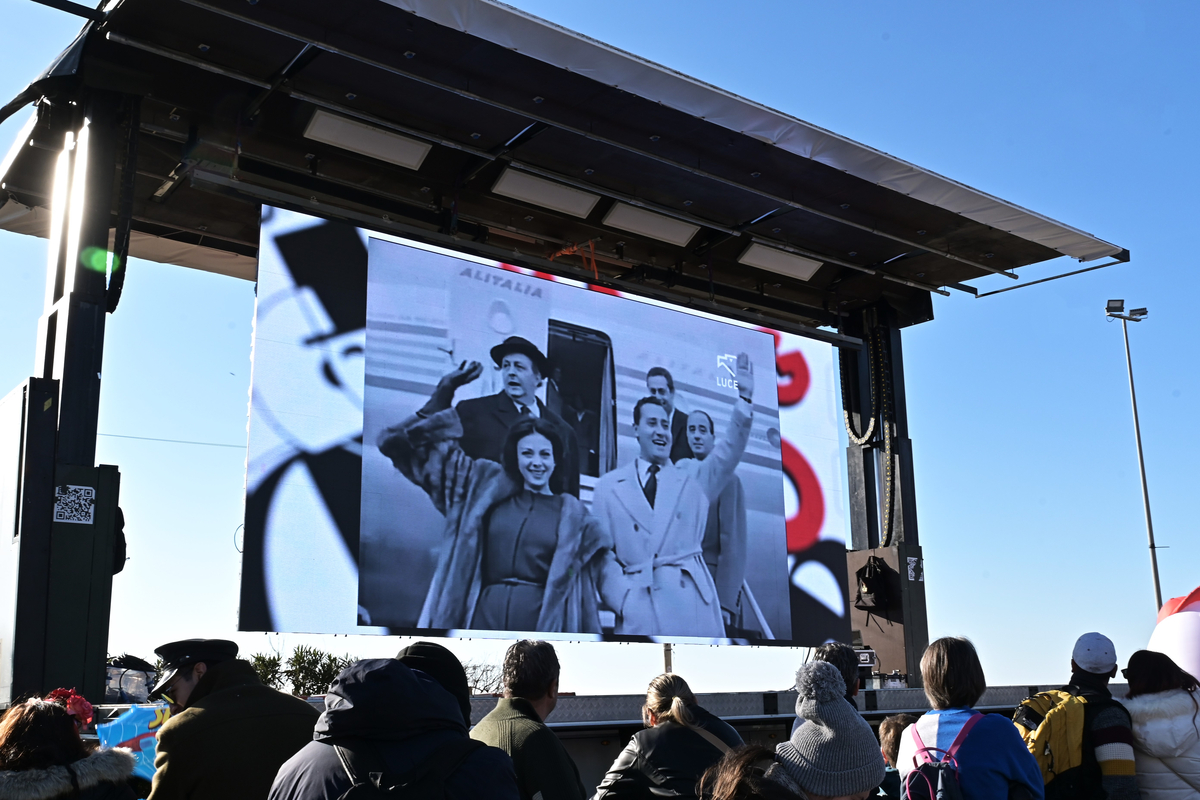 Al via il Carnevale di Viareggio con la Pace e i Colori nel cuore