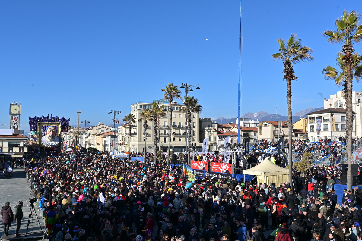 Al via il Carnevale di Viareggio con la Pace e i Colori nel cuore