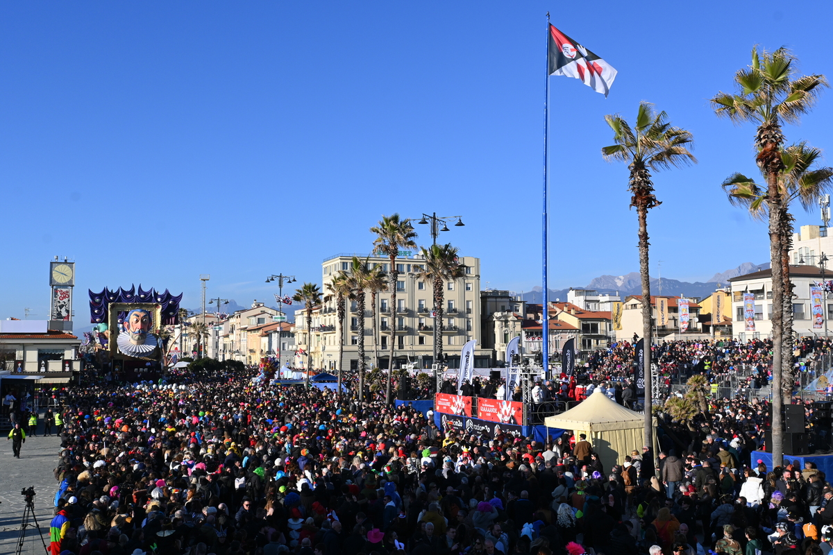 Al via il Carnevale di Viareggio con la Pace e i Colori nel cuore