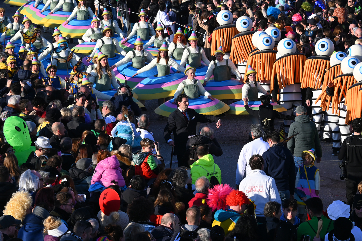 Al via il Carnevale di Viareggio con la Pace e i Colori nel cuore