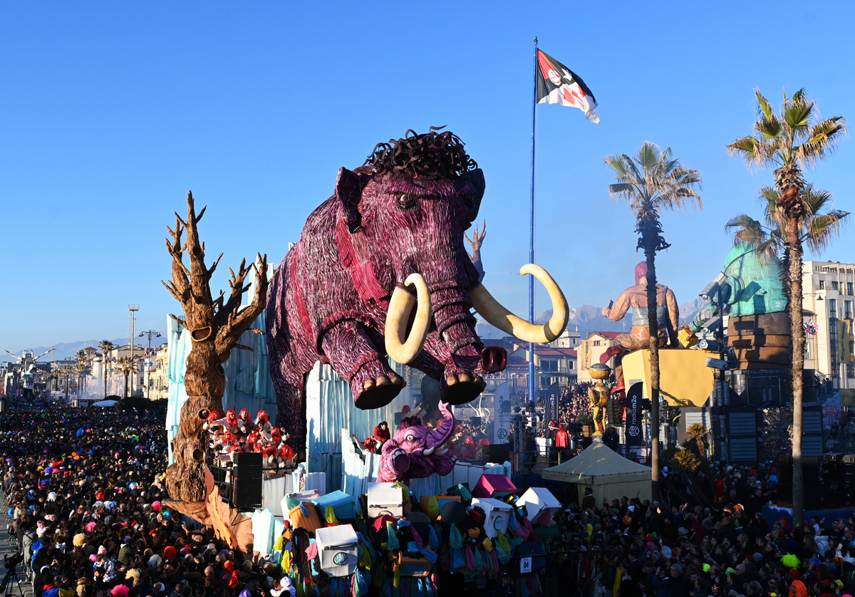 Al via il Carnevale di Viareggio con la Pace e i Colori nel cuore