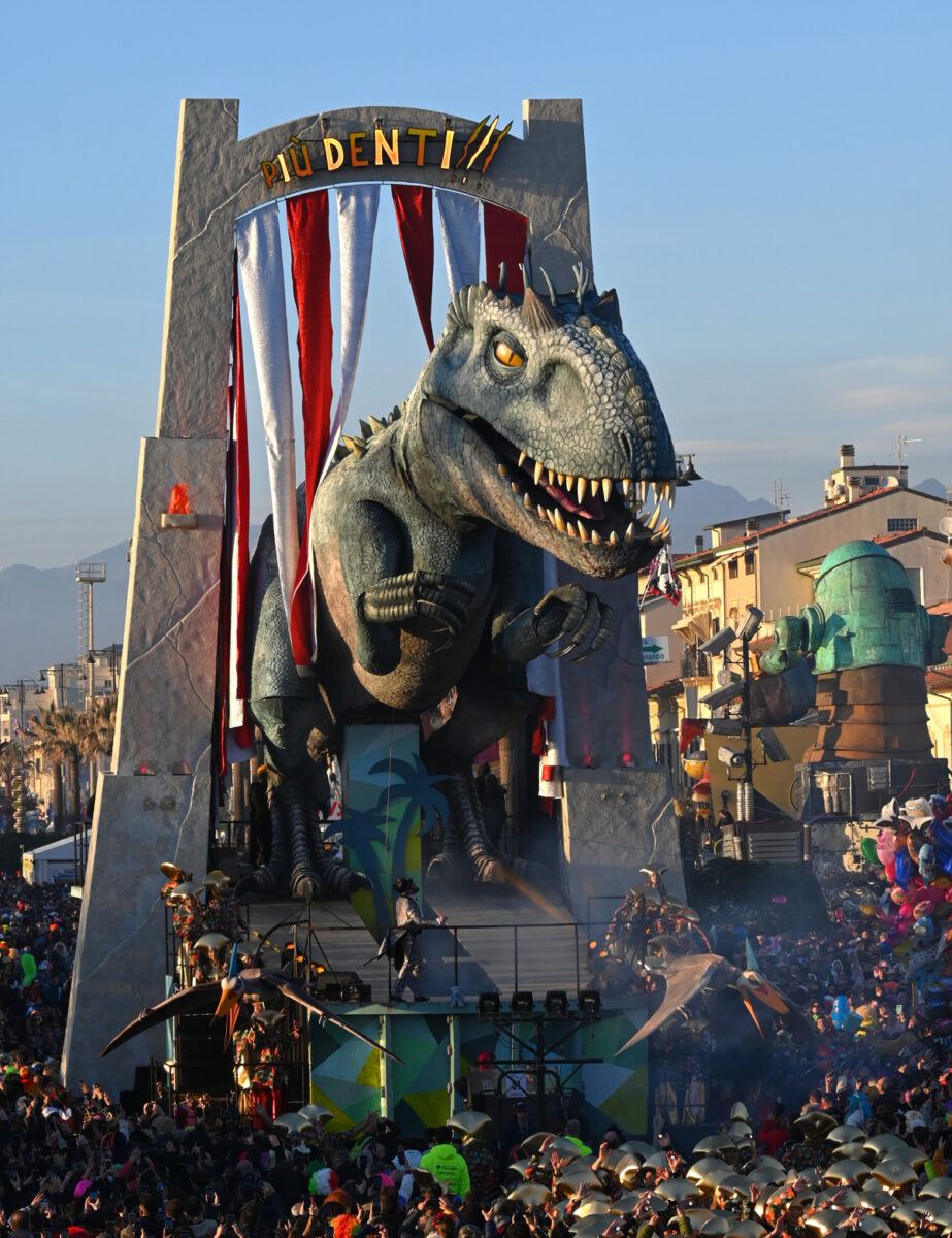 Al via il Carnevale di Viareggio con la Pace e i Colori nel cuore