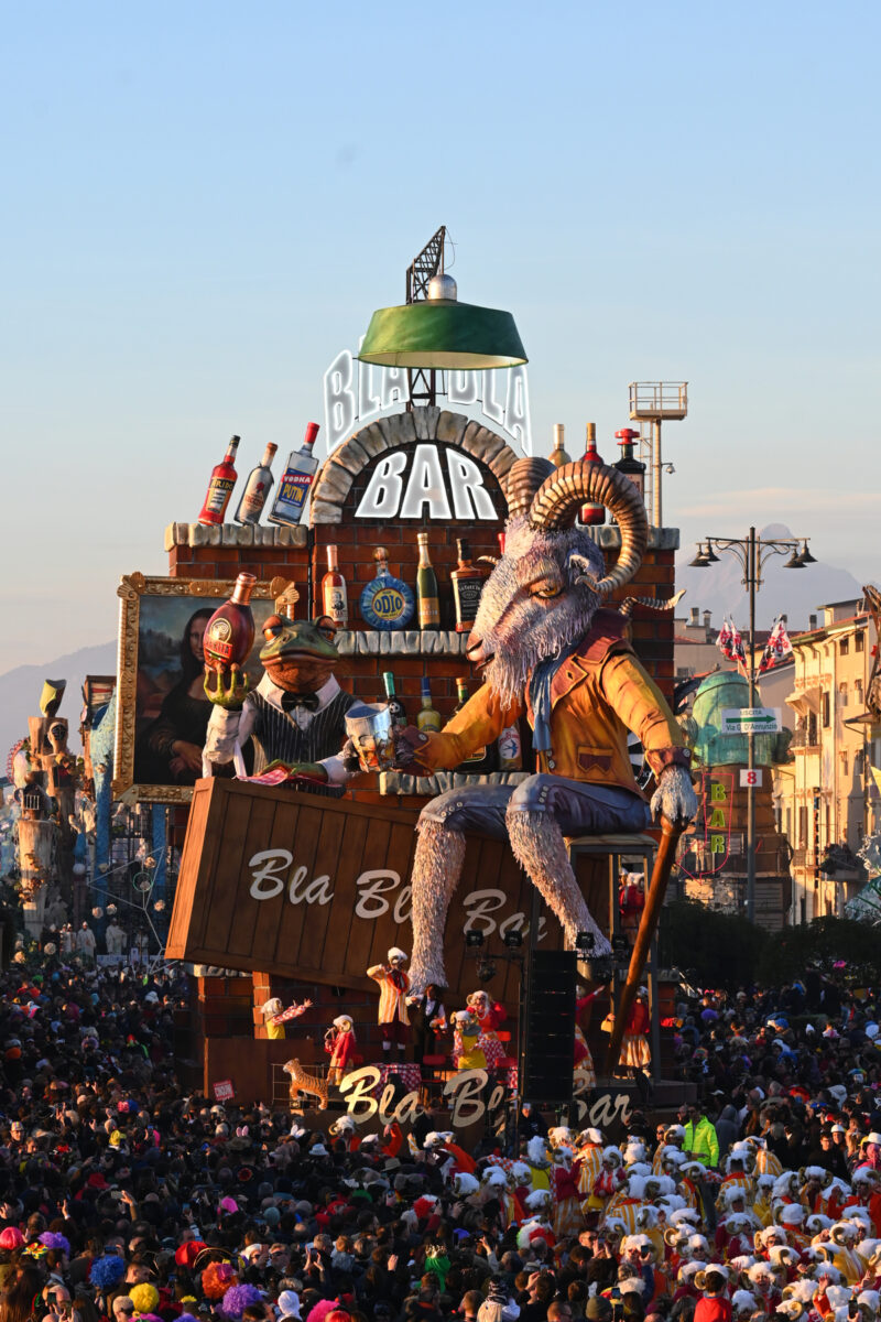 Al via il Carnevale di Viareggio con la Pace e i Colori nel cuore