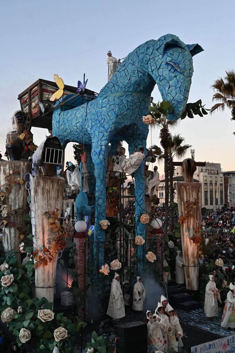 Al via il Carnevale di Viareggio con la Pace e i Colori nel cuore