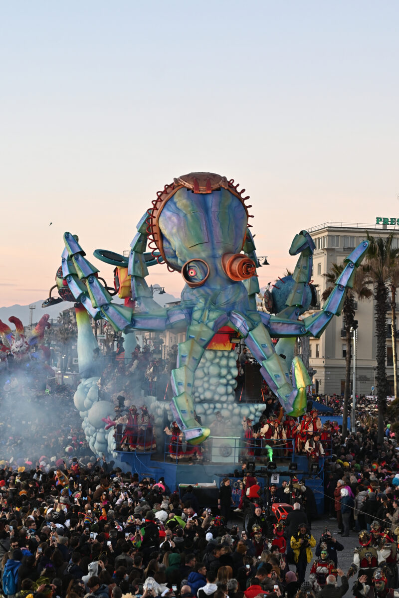 Al via il Carnevale di Viareggio con la Pace e i Colori nel cuore