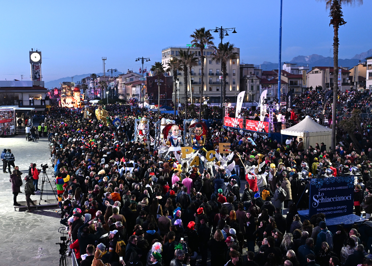 Al via il Carnevale di Viareggio con la Pace e i Colori nel cuore