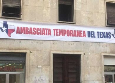 CasaPound si autoproclama “Ambasciata temporanea del Texas”: striscione a Roma