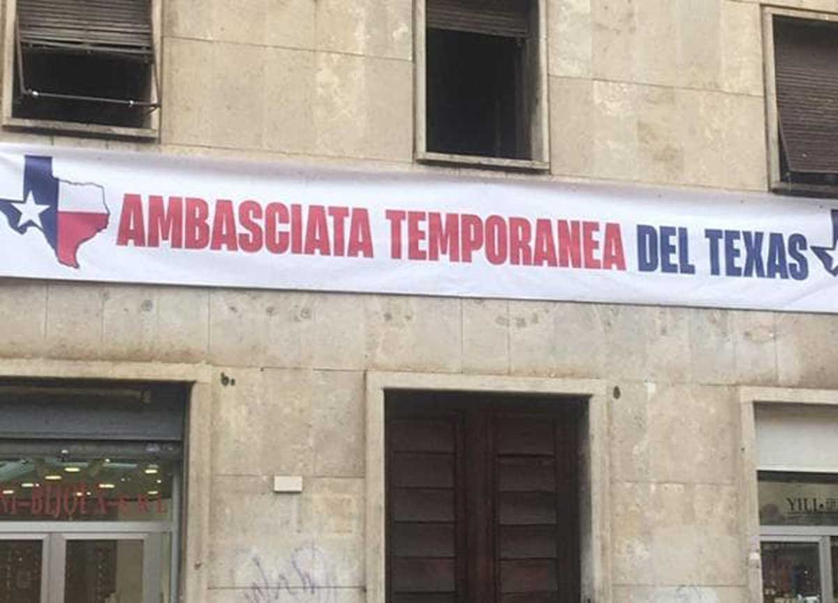 CasaPound si autoproclama “Ambasciata temporanea del Texas”: striscione a Roma CasaPound si autoproclama “Ambasciata temporanea del Texas”: striscione a Roma