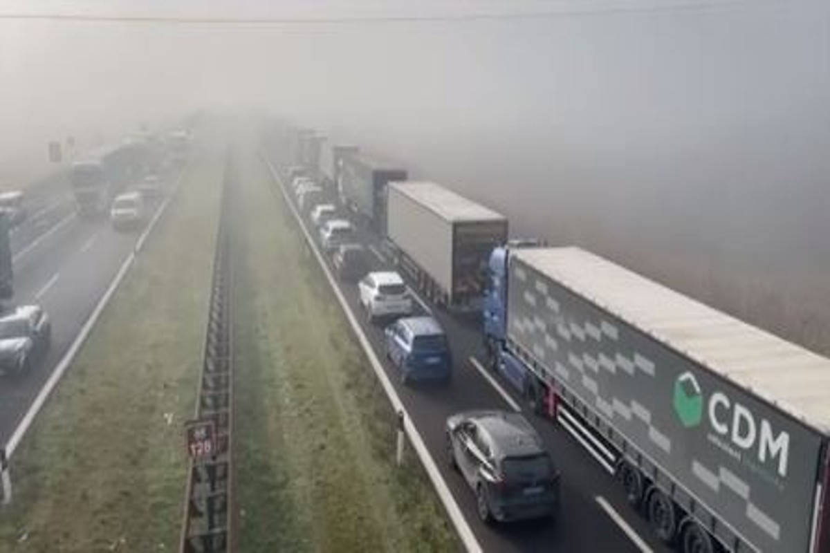 Incidenti in A22 e A1: maxi ingorghi nella nebbia. Autostrada chiusa, feriti Incidenti in A22 e A1: maxi ingorghi nella nebbia. Autostrada chiusa, feriti
