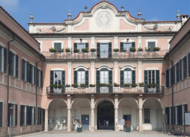 Varese, matrimonio con saluti romani nella sede del Comune