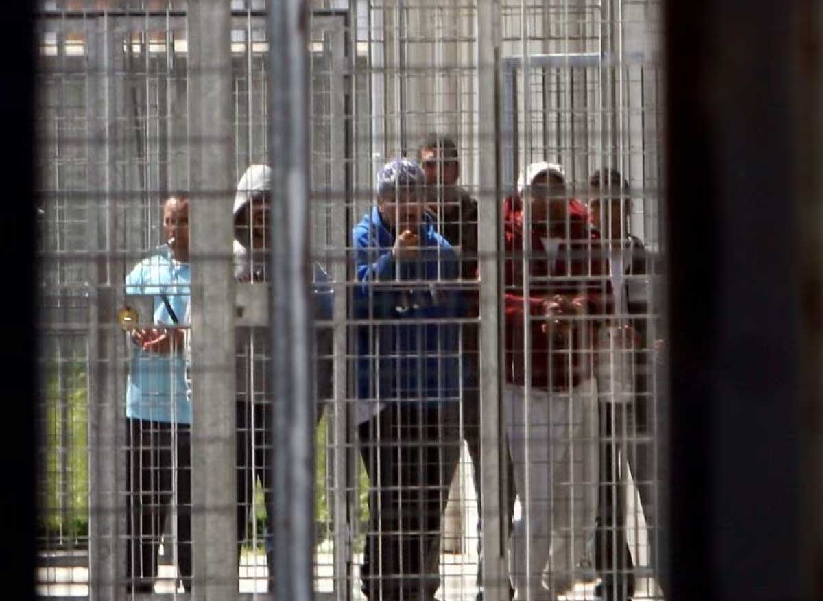 Roma, rivolta al centro migranti di Ponte Galeria, 14 arrestati dalla Polizia Roma, rivolta al centro migranti di Ponte Galeria, 14 arrestati dalla Polizia