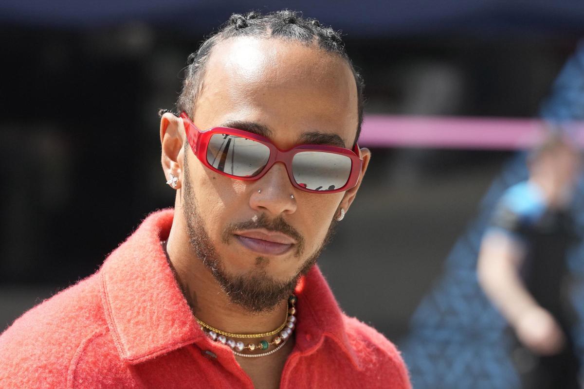 Ferrari, Hamilton costa più di Leclerc. Elkann lo copre d’oro: 50 mln all’anno