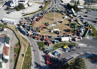 Agricoltori, i trattori arrivano ai Fori Imperiali: la protesta blocca Roma