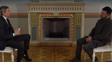 Ascolti tv, Zelensky non tira più. Il TG1 cala con l’intervista di Chiocci