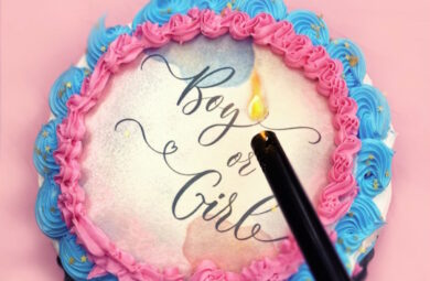 Torte di compleanno, addio alle candeline. La nuova moda è dargli fuoco