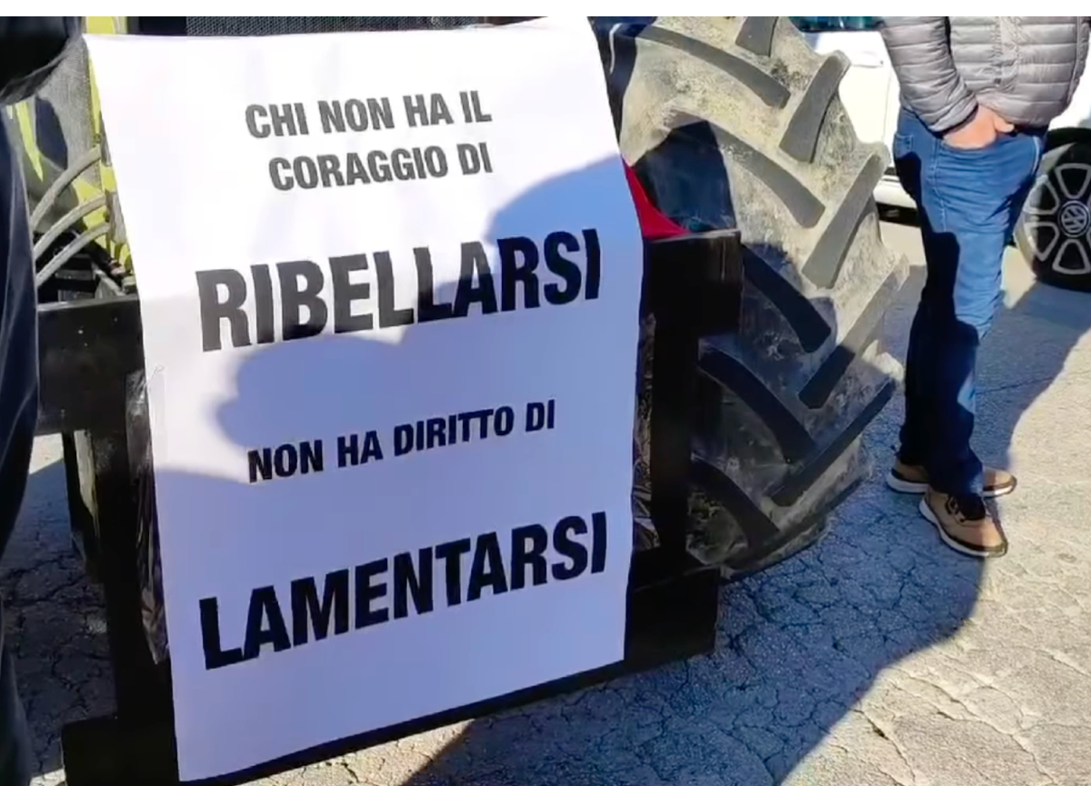 Agricoltori, i trattori arrivano ai Fori Imperiali: la protesta blocca Roma Agricoltori, i trattori arrivano ai Fori Imperiali: la protesta blocca Roma