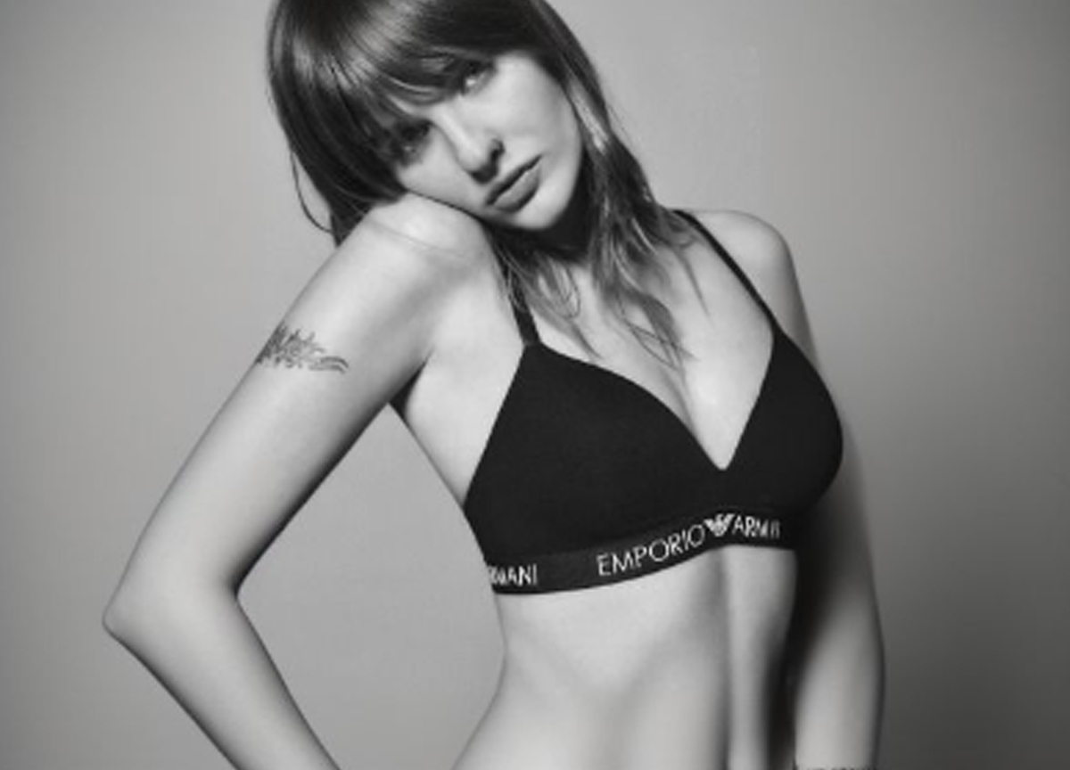 Victoria dei Maneskin si spoglia per Emporio Armani, gli scatti da urlo della nuova testimonial