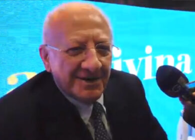 Show del presidente De Luca quando gli chiedono di assaggiare i grilli