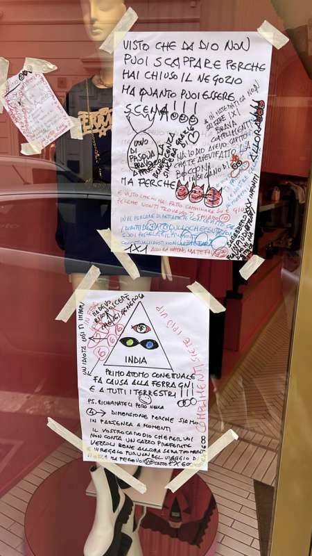 Chiara Ferragni, ancora vandali a Roma: negozio coperto di simboli esoterici Chiara Ferragni, ancora vandali a Roma: negozio coperto di simboli esoterici
