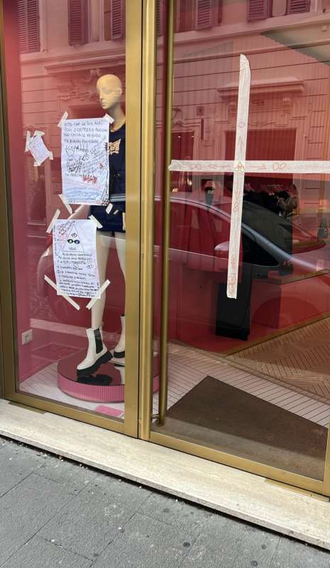 Chiara Ferragni, ancora vandali a Roma: negozio coperto di simboli esoterici Chiara Ferragni, ancora vandali a Roma: negozio coperto di simboli esoterici