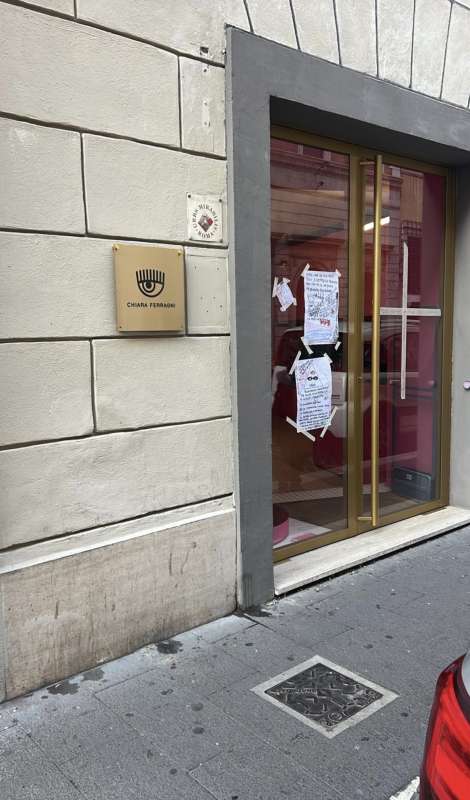Chiara Ferragni, ancora vandali a Roma: negozio coperto di simboli esoterici Chiara Ferragni, ancora vandali a Roma: negozio coperto di simboli esoterici