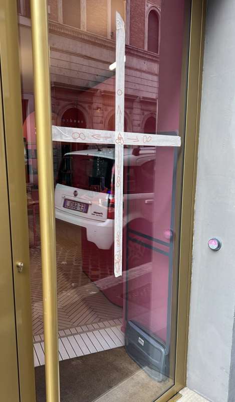 Chiara Ferragni, ancora vandali a Roma: negozio coperto di simboli esoterici Chiara Ferragni, ancora vandali a Roma: negozio coperto di simboli esoterici