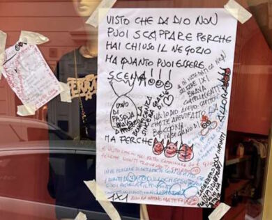 Chiara Ferragni, ancora vandali a Roma: negozio coperto di simboli esoterici