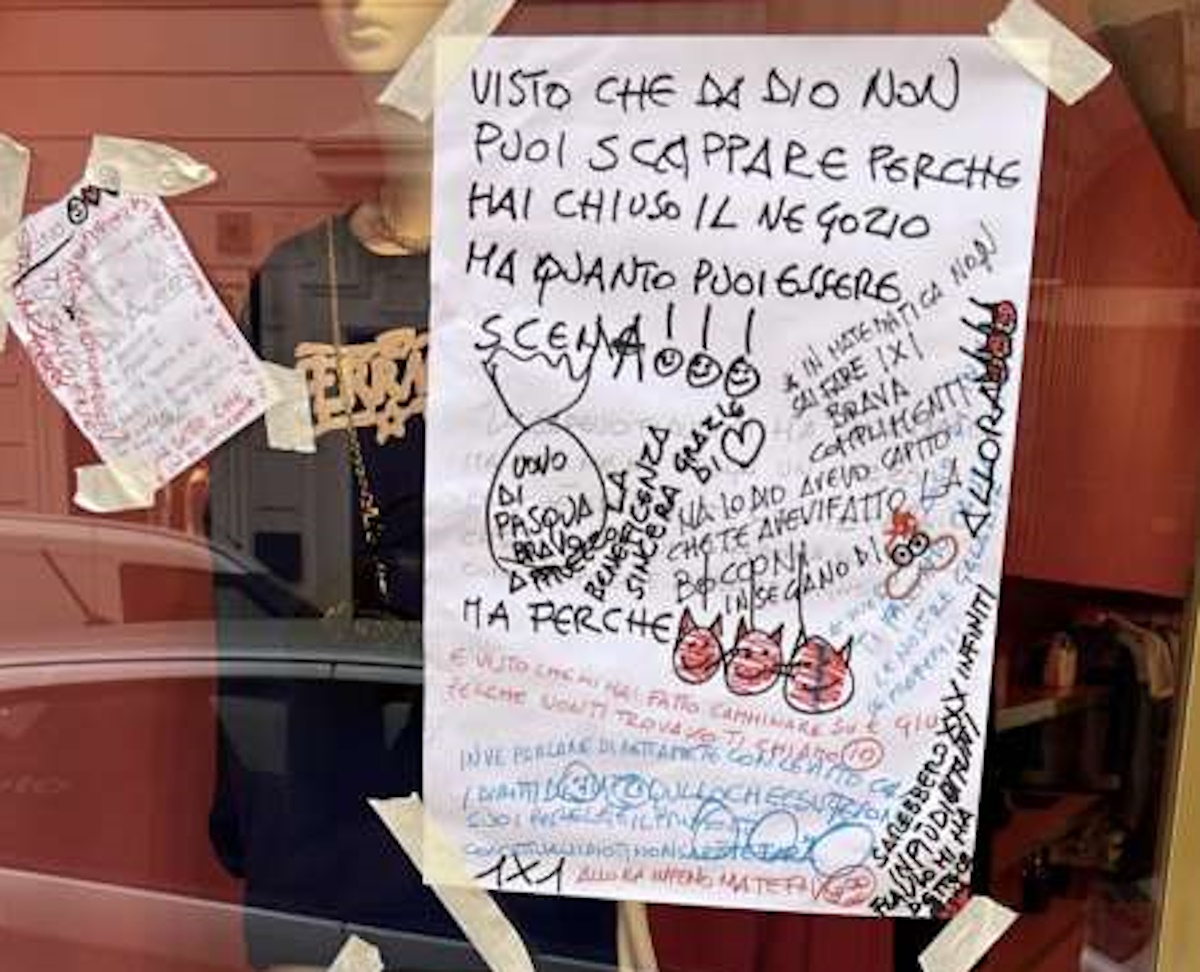 Chiara Ferragni, ancora vandali a Roma: negozio coperto di simboli esoterici Chiara Ferragni, ancora vandali a Roma: negozio coperto di simboli esoterici