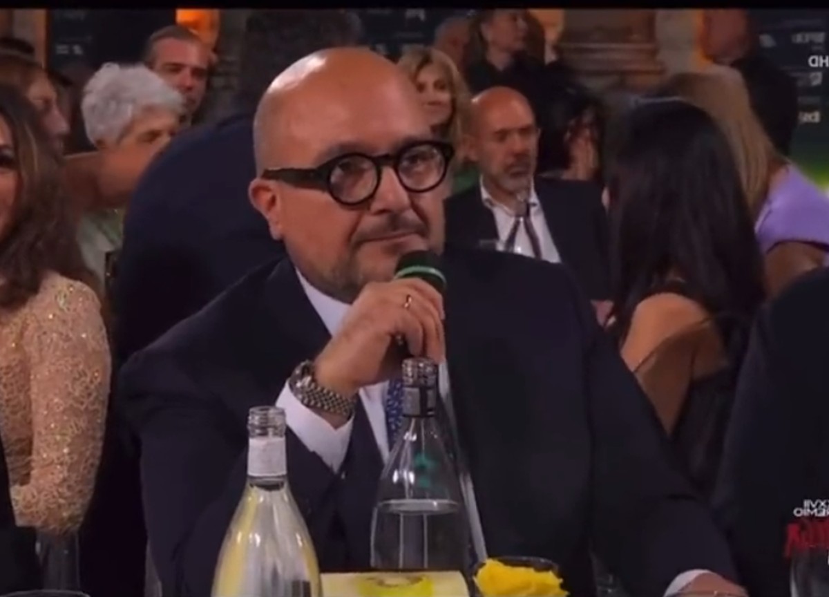 Sgarbi, la vendetta e l’aiuto di famiglia. Salta la prefazione di Sangiuliano