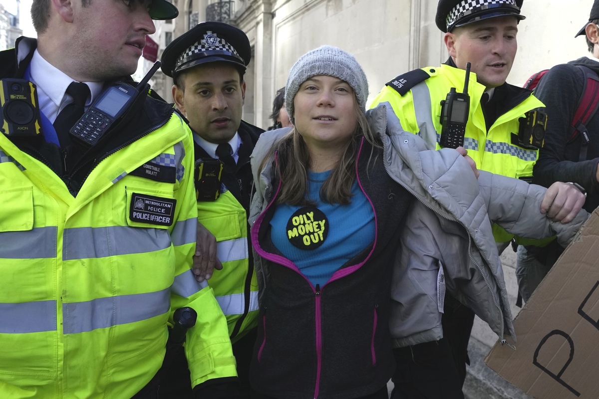 Greta e i suoi si rimangiano tutto: “Non si può dire da domani basta gasolio” Greta e i suoi si rimangiano tutto: “Non si può dire da domani basta gasolio”