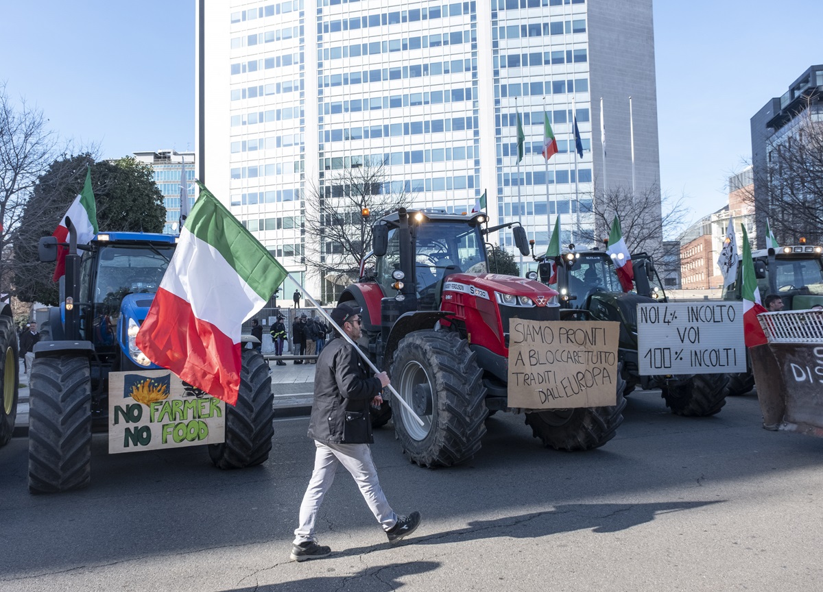 Protesta dei trattori, agricoltori per tre ore al Pirellone Protesta dei trattori, agricoltori per tre ore al Pirellone