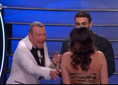 Mengoni chiede un bacio sulle labbra a Giovanna e Amadeus si inalbera. VIDEO