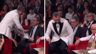 Sanremo, gaffe Amadeus: si siede su uno spettatore ma è un direttore Rai