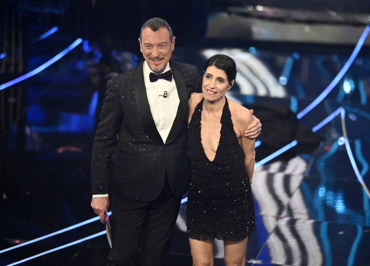Sanremo? Demenziale varietà con conduttori grotteschi e damigelle senza senso Sanremo? Demenziale varietà con conduttori grotteschi e damigelle senza senso
